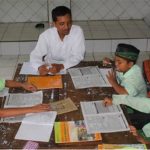 Ilustrasi guru Madrasah tengah mengajar santrinya. (Dok.JawaPos.com) guru pppk pengumuman kelulusan