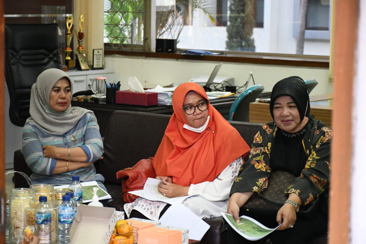 Hj. Yuningsih bersama anggota DPRD Jabar lainnya mendatangi UPT Dinas Pertanian di Kabupaten Bandung