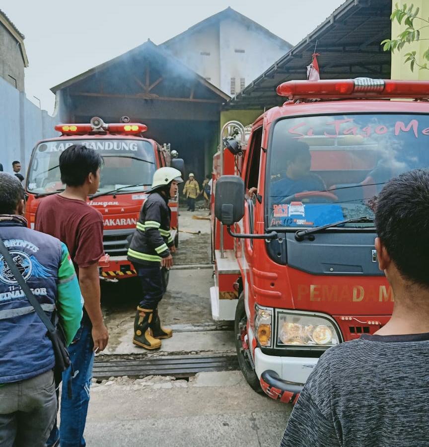 Dua unit mobil Pemadam Kebakaran saat menjinakkan kobaran api di gudang kapas, Desa Sayang, Kecamatan Jatinangor, Kabupaten Sumedang. (Istimewa)