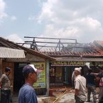 KEBAKARAN: Situasi saat proses pemadaman kebakaran tempat percetakan dan bangunan penggilingan padi di Desa Sindanggalih, Kecamatan Cimanggung, Kabupaten Sumedang pada Kamis (7/10). (istimewa)
