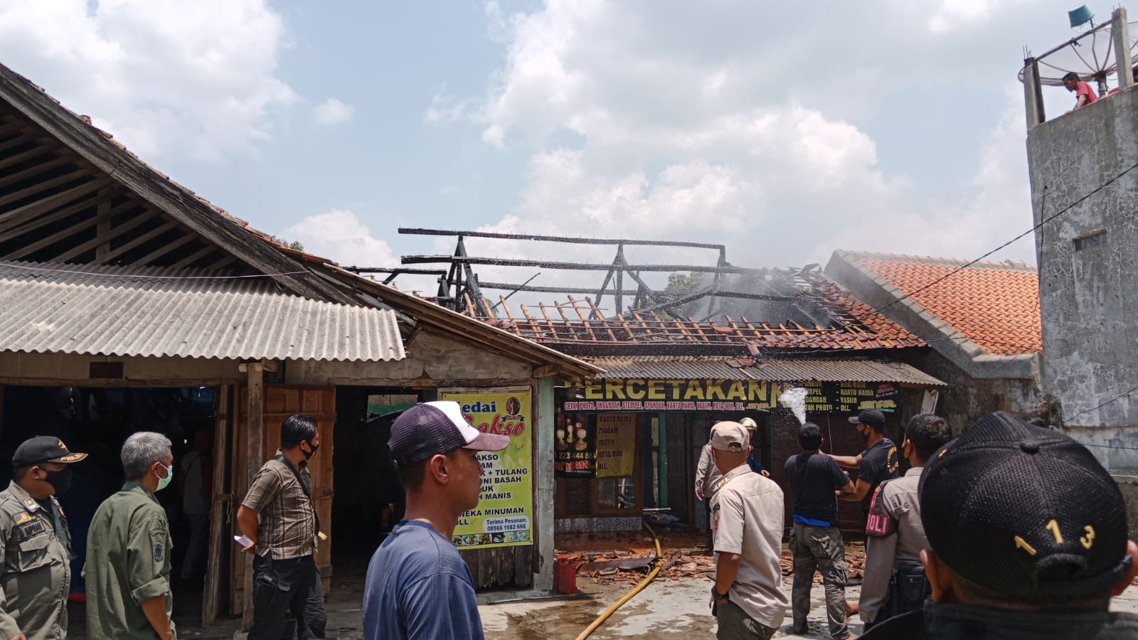 KEBAKARAN: Situasi saat proses pemadaman kebakaran tempat percetakan dan bangunan penggilingan padi di Desa Sindanggalih, Kecamatan Cimanggung, Kabupaten Sumedang pada Kamis (7/10). (istimewa)