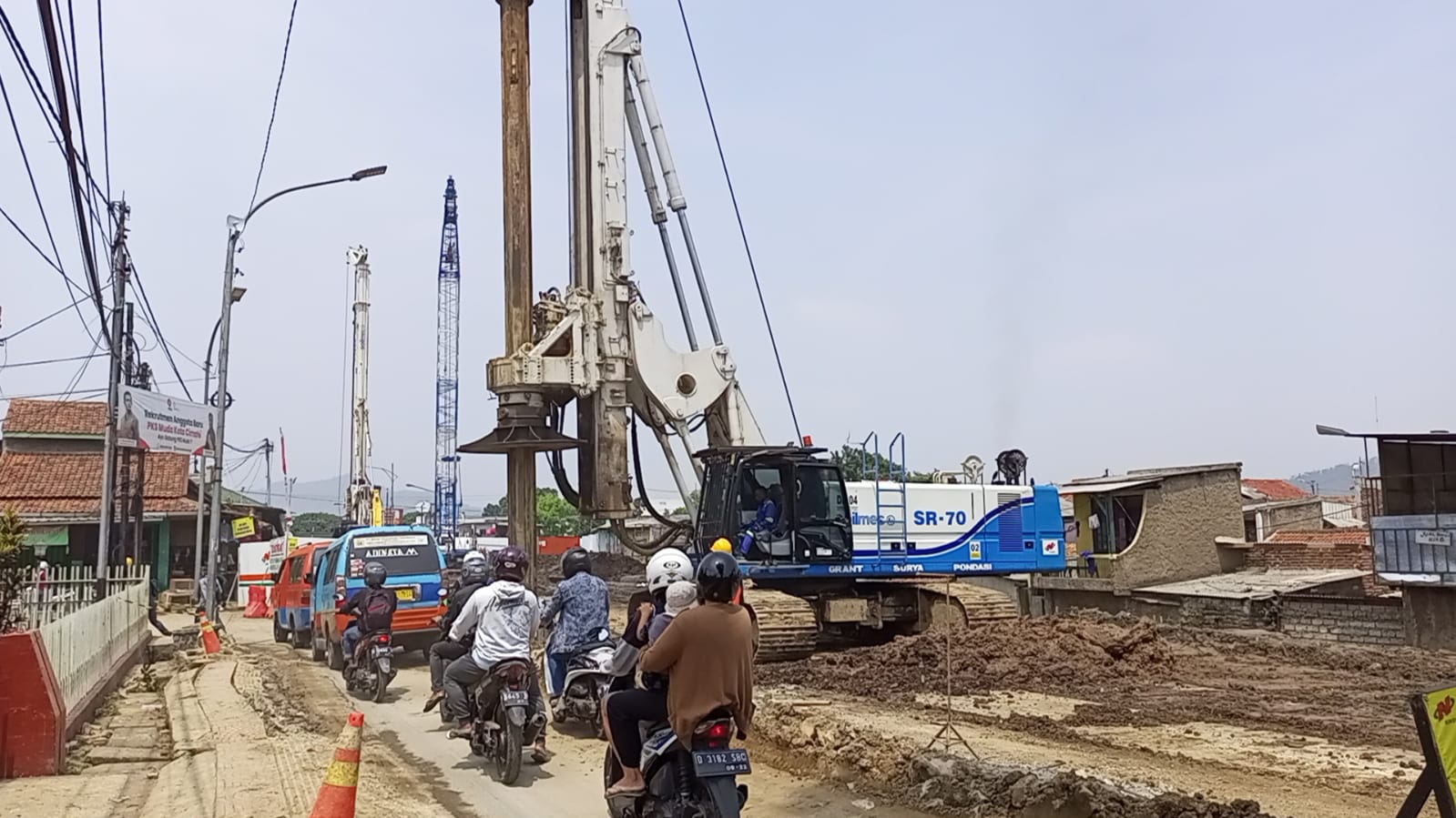 Situasi pembangunan Underpass Sriwijaya Cimahi dan padatnya kendaraan yang melintas, Sabtu (9/10)(Intan Aida/Jabar Ekspres)