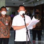 Menteri Dalam Negeri (Mendagri) Muhammad Tito Karnavian mengumumkan Tim seleksi calon anggota KPU RI dan Bawaslu RI periode 2022-2027, di Jakarta, Senin. (ANTARA/HO-Kemendagri)