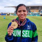 Atlet Sumatera Selatan Sri Mayasari memperlihatkan medali emas yang dia raih di nomor 400 meter putri cabang olahraga atletik di Pekan Olahraga Nasional (PON) XX Papua yang berlangsung di GOR Mimika Sport Complex, Mimika, Papua, Selasa (12/10/2021) (ANTARA/Fathur Rochman)
