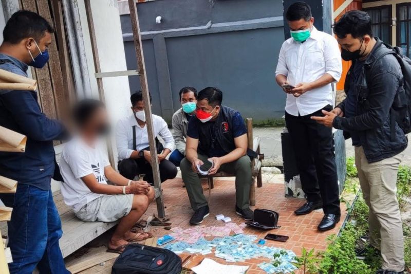 Kepolisian Daerah Kalimantan Barat menggagalkan upaya perdagangan, dan mengamankan sebanyak 18 orang korban Tindak Pidana Perdagangan Orang (TPPO) dengan modus Pekerja Migran Indonesia (PMI) secara ilegal. (Foto ANTARA/HO-Humas Polda Kalbar)