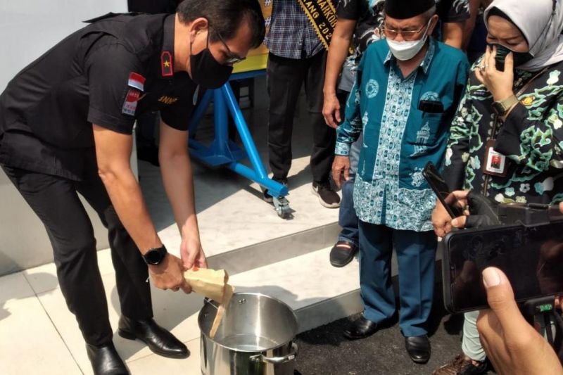 Kepala BNNP Banten Brigjen Pol Hendri Marpaung memusnahkan barang bukti sabu seberat 500,299 gram di kantor BNN Banten di Serang, Jumat. ANTARA/Mulyana.