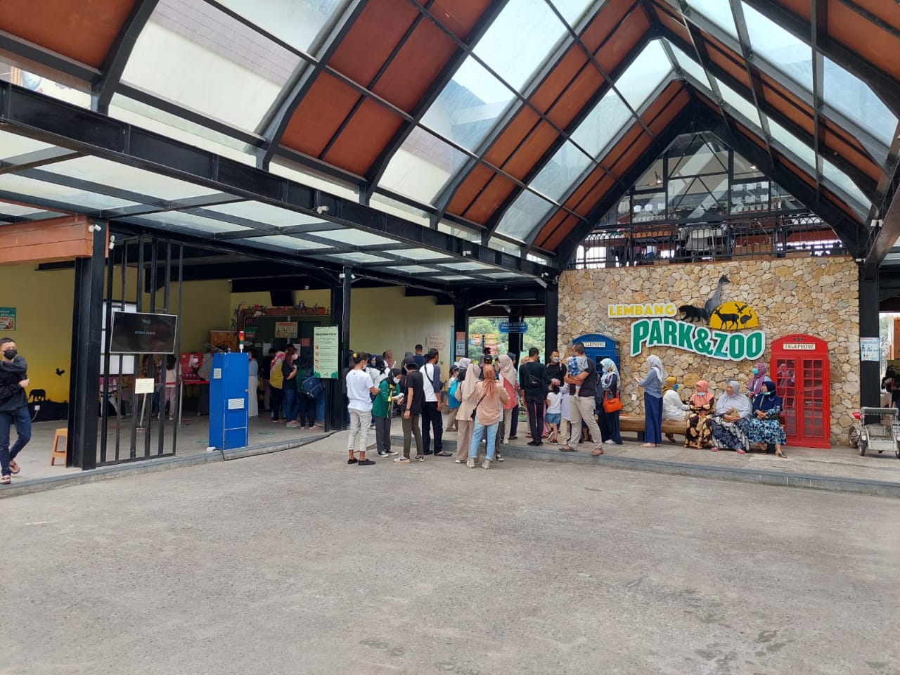 Pengunjung berjibun di depan pintu masuk objek wisata Lembang Park and Zoo, KBB