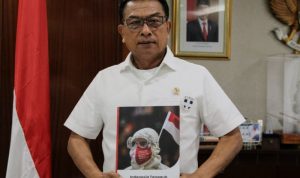 Kepala Staf Kepresidenan Moeldoko dengan buku Indonesia Tangguh Indonesia Tumbuh 2021. ANTARA/HO-KSP.