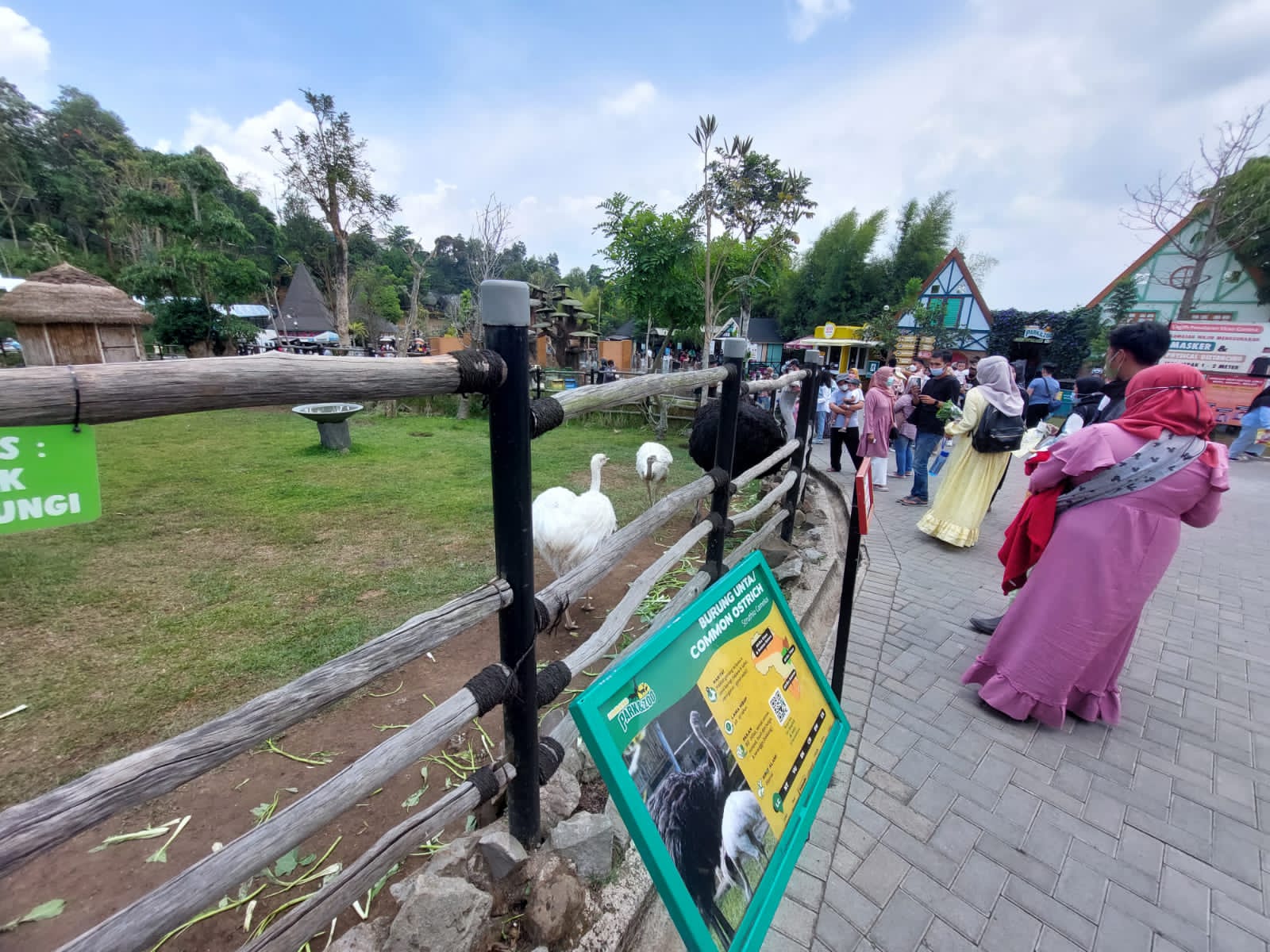 Pengunjung mulai memadati objek wisata yang ada di kawasan Lembang setelah penetapan PPKM Level 2.