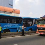 Kondisi bus TransJakarta yang mengalami kecelakaan di Jl. MT Haryono, Cawang, Jakarta, Senin (25/10/2021). ANTARA/HO-Satlantas Polres Metro Jakarta Timur