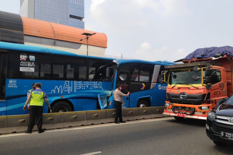 Kondisi bus TransJakarta yang mengalami kecelakaan di Jl. MT Haryono, Cawang, Jakarta, Senin (25/10/2021). ANTARA/HO-Satlantas Polres Metro Jakarta Timur