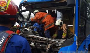 Petugas Sudin Gulkarmat Jakarta Timur membantu evakuasi supir TransJakarta yang menjadi korban kecelakaan di Cawang, Jakarta, Senin (25/10/2021). ANTARA/HO-Gulkarmat Jaktim/aa. (Handout Gulkarmat Jaktim)