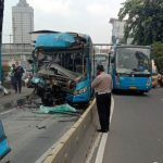Kondisi bus TransJakarta yang mengalami kecelakaan di Cawang, Jakarta, Senin (25/10/2021). ANTARA/HO-Satlantas Polres Metro Jaktim