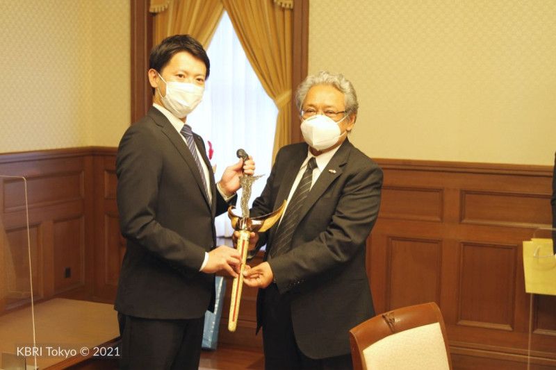 Duta Besar RI untuk Jepang Heri Akhmadi (kanan) bertemu dengan Gubernur Prefektur Hyogo, Jepang, Saito Motohiko (kiri) pada 23 Oktober 2021. (ANTARA/HO-KBRI Tokyo)