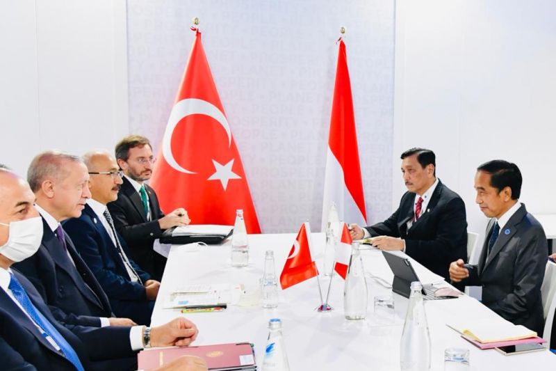 Presiden RI Joko Widodo menggelar pertemuan bilateral dengan Presiden Turki Recep Tayyip Erdogan di sela-sela rangkaian acara KTT G20 yang digelar di La Nuvola, Roma, Italia, Sabtu (30/10/2021). ANTARA/HO-Biro Pers Sekretariat Presiden.