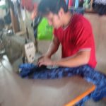 Perajin busana Badui tengah mengerjakan pakaian untuk memenuhi permintaan pasar di Ciboleger Kabupaten Lebak.