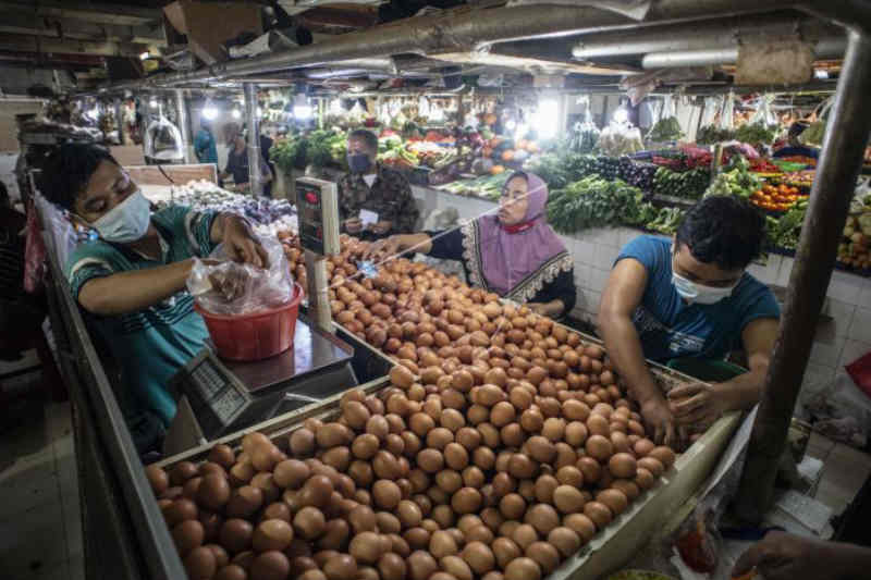 Pedagang melayani pembeli telur di Pasar Mayestik, Kebayoran Baru, Jakarta, Jumat (1/10/2021). (ANTARA FOTO/Aprillio Akbar/aww)