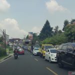 Laju kendaraan tersendat di Jalur Puncak-Cianjur, Jawa Barat, sehingga petugas melakukan rekayasa untuk memutus rantai kemacetan, Minggu (3/10/2021). ANTARA/Ahmad Fikri
