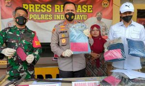 Kapolres Indramayu AKB Lukman Syarif saat menunjukkan barang bukti di Indramayu, Jawa Barat, Rabu (6/10/2021). ANTARA/Khaerul Izan