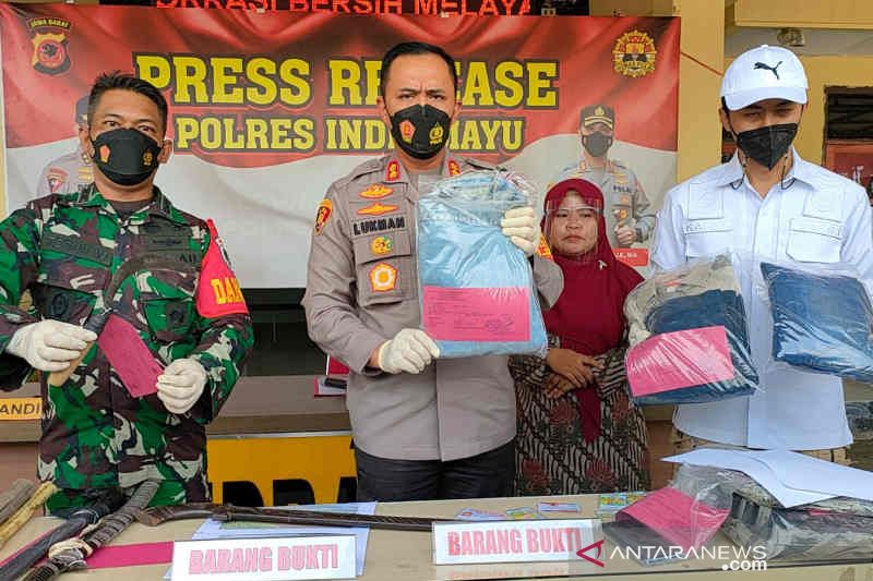 Kapolres Indramayu AKB Lukman Syarif saat menunjukkan barang bukti di Indramayu, Jawa Barat, Rabu (6/10/2021). ANTARA/Khaerul Izan