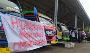 Seratusan sopir angkutan jurusan selatan Cianjur, Jawa Barat, melakukan aksi mogok massal karena dirugikan dengan kehadiran travel gelap yang merugikan, Rabu (6/10). ANTARA POTO. (Ahmad Fikri)