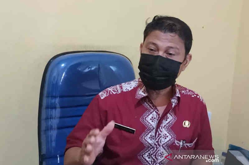 Kasi Politik Dalam Negeri Kesbangpol Indramayu Adi Purnomo di Indramayu, Jumat (8/10/2021). (ANTARA/Khaerul Izan)