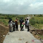 Sejumlah pejabat dinas dan peternak meninjau pembangunan jalan bantuan dari Kementerian Pertanian di Desa Mancagahar, Kecamatan Pameungpeuk, Kabupaten Garut, Jawa Barat beberapa waktu lalu. (ANTARA/HO-Disnakanla Garut)