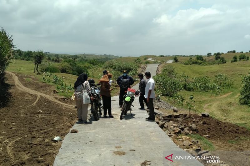 Sejumlah pejabat dinas dan peternak meninjau pembangunan jalan bantuan dari Kementerian Pertanian di Desa Mancagahar, Kecamatan Pameungpeuk, Kabupaten Garut, Jawa Barat beberapa waktu lalu. (ANTARA/HO-Disnakanla Garut)