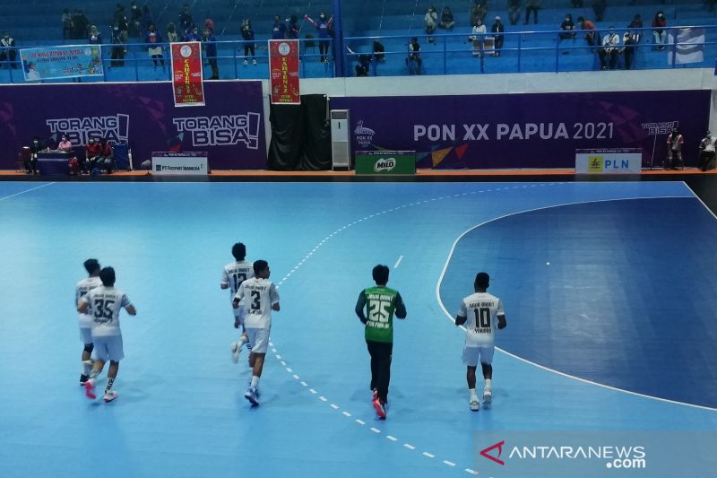 Tim Jawa Barat melakukan pemanasan dalam laga kontra Sumatra Barat dengan skor akhir 24-15 di GOR Futsal Mimika, Papua, Senin (11/10/2021). (ANTARA/Zuhdiar Laeis)