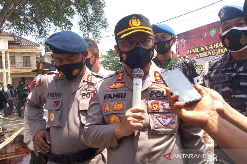 Kepala Kepolisian Resor (Kapolres) Cirebon Kota, Polda Jawa Barat AKBP Fahri Siregar (tengah) saat memberi keterangan kepada media di Cirebon, Jawa Barat, Kamis (14/10/2021). (ANTARA/Khaerul Izan)