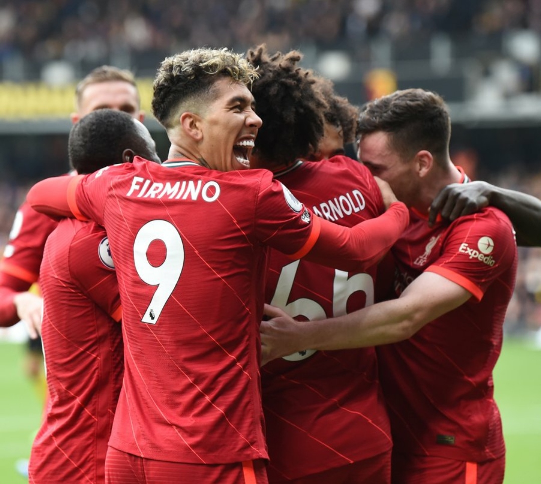 SELEBRASI: Roberto Firmino merayakan gol yang tercipta ke gawang Watford bersama para punggawa Liverpool lainnya. (@LFC/Twitter)