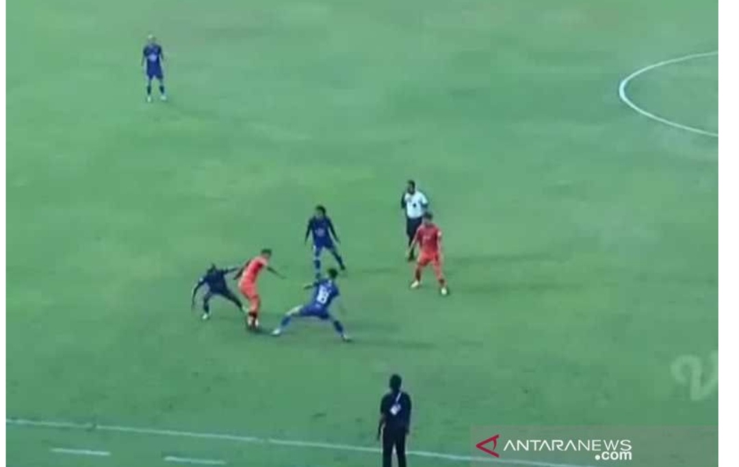 Tim Persita Tangerang bermain imbang 1-1 melawan tim Persiraja Banda Aceh di Stadion Moch Soebroto Kota Magelang, Sabtu (16/10/2021). (ANTARA/Heru Suyitno)