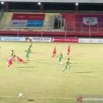 Pemain PSBS Biak berjibaku dengan pemain Kalteng Putra saat bermain di Stadion Tuah Pahoe, Kota Palangka Raya, Kalimantan Tengah, Jumat (15/10/2021) berakhir 0-1 untuk kemenangan Kalteng Putra. ANTARA/Adi Wibowo.