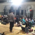 Puluhan karyawan perusahaan penyedia jasa pinjaman online (pinjol) ilegal mendapatkan pembinaan di Masjid Polsek Bulaksumur, Sleman, Daerah Istimewa Yogyakarta, Sabtu malam. (ANTARA FOTO/Luqman Hakim)