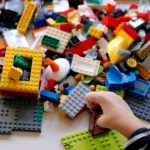 Seorang anak membuat rumah-rumahan yang disusun dari bongkahan Lego di Roma, Italia, Oktober 2020.