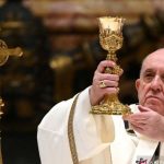 Paus Fransiskus di Basilika Santo Petrus di Vatikan, (24/12/2020). ANTARA FOTO/Vatican Media/Handout melalui REUTERS/aww.