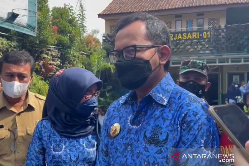 Wali Kota Bogor saat meninjau pelaksanaan uji coba PTM tingkat SD di SD Mardi Waluya, Bondongan Kota Bogor, Senin (18/10/2021). (ANTARA/Pemkot Bogor)