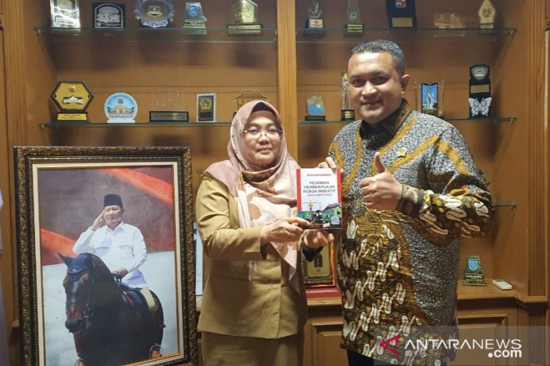 Kabag Perundang-undangan dan Persidangan DPRD Kabupaten Bogor, Yunita Mustika Putri bersama Ketua DPRD Kabupaten Bogor, Rudy Susmanto. (ANTARA/HO-Pemkab Bogor)