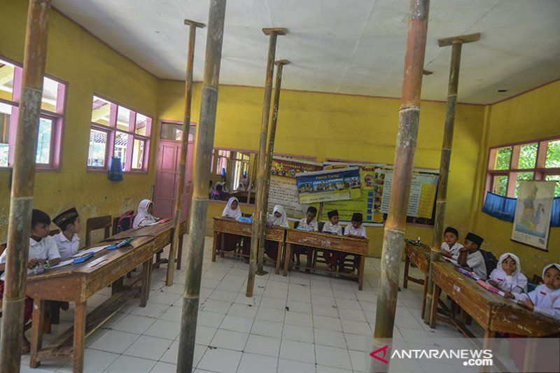 Ilustrasi sekolah rusak di Karawang. ANTARA/Adeng Bustomi