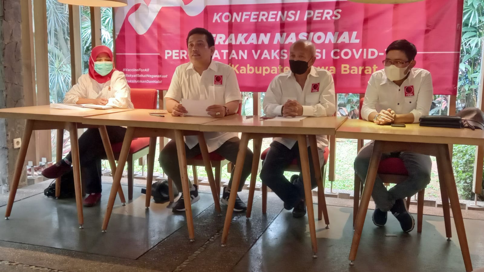 Jajaran penguru Projo ketika memberikan keterangan untuk pelaksanaan percepatan vaksinissi di Jawa Barat