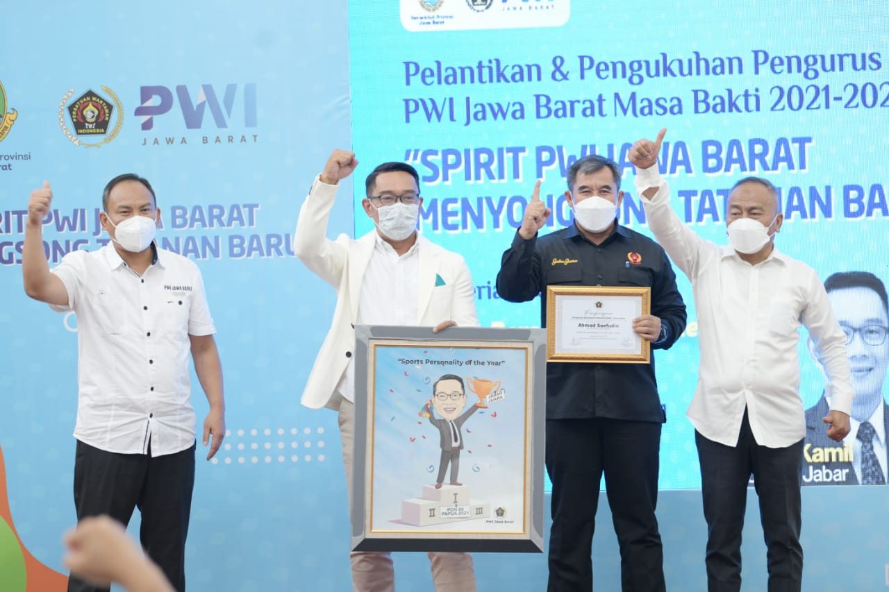 Jajaran pengurus PWI Jabar memberikan cendera mata berupa lukisan karikatur Gubernur Jabar Ridwan Kamil
