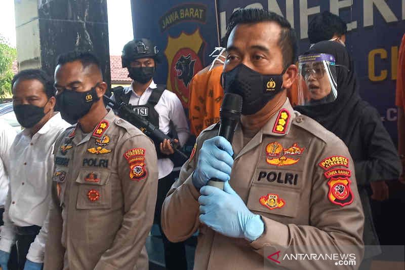 Kapolresta Cirebon Kombes Pol. Arif Budiman (kanan) saat memberi keterangan kepada media di Cirebo