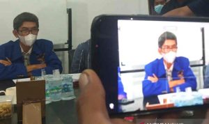 Ketua Balitbang Dewan Pimpinan Cabang (DPC) Partai Demokrat Kabupaten Indramayu Harris Solihin saat memberi keterangan kepada media di Indramayu, Jawa Barat, Selasa (5/10/2021). (ANTARA/Khaerul Izan)