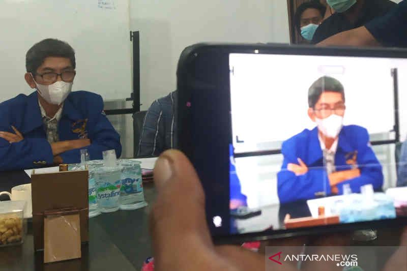 Ketua Balitbang Dewan Pimpinan Cabang (DPC) Partai Demokrat Kabupaten Indramayu Harris Solihin saat memberi keterangan kepada media di Indramayu, Jawa Barat, Selasa (5/10/2021). (ANTARA/Khaerul Izan)