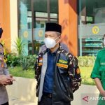 Ketua Bidang Pendidikan MUI Kabupaten Bogor Saepudin Muhtar alias Gus Udin (tengah) di Cibinong, Kabupaten Bogor, Jawa Barat. (ANTARA/M Fikri Setiawan)