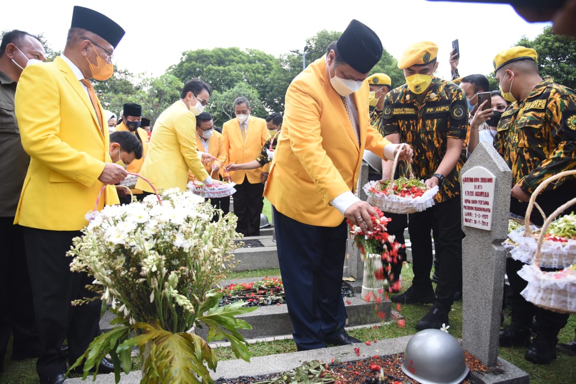 Ketua DPP Partai Golkar dan Jajaran pengurus melakukan ziarah ke taman makam pahlawan kalibata