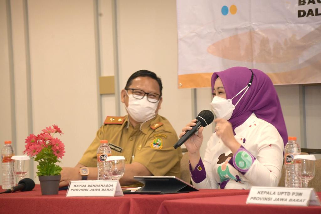 Ketua Dekranasda Provinsi Jawa Barat Atalia Praratya memberikan motivasi kepada pelaku UMKM dalam Pelatihan Teknis Substantif di bidang Konveksi Menjahit bagi UMKM Anggota Dekranasda se-Jawa Barat