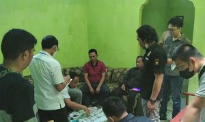 Petugas Polres Rejang Lebong memeriksa barang bukti ganja kering yang diduga milik mantan anggota Polri di daerah itu. ANTARA/Nur Muhamad.