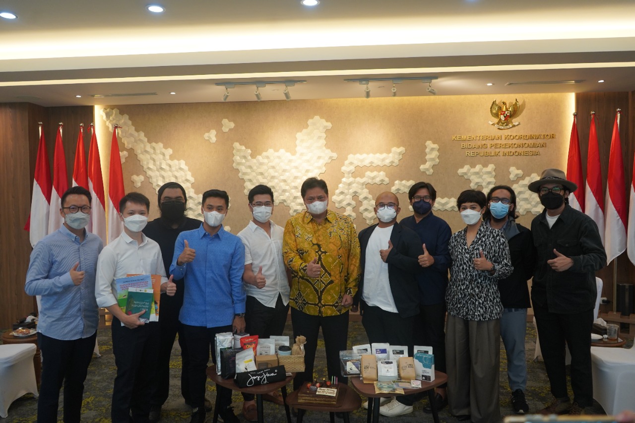 Menteri Koordinator Bidang PErekonomian Airlangga Hartarto bersama para pelaku kopi Indonesia