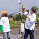 Menteri Koordinator Bidang PErekonomian Airlangga Hartarto memberikan bantuan alat pembaca cuaca berteknpgi matahari kepada para petani